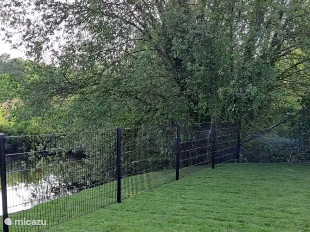 Reeënzicht huren in Nederland, Drenthe, Hoogersmilde - vakantiehuis Afrastering achtertuin met zich op (en toegang tot) visvijver