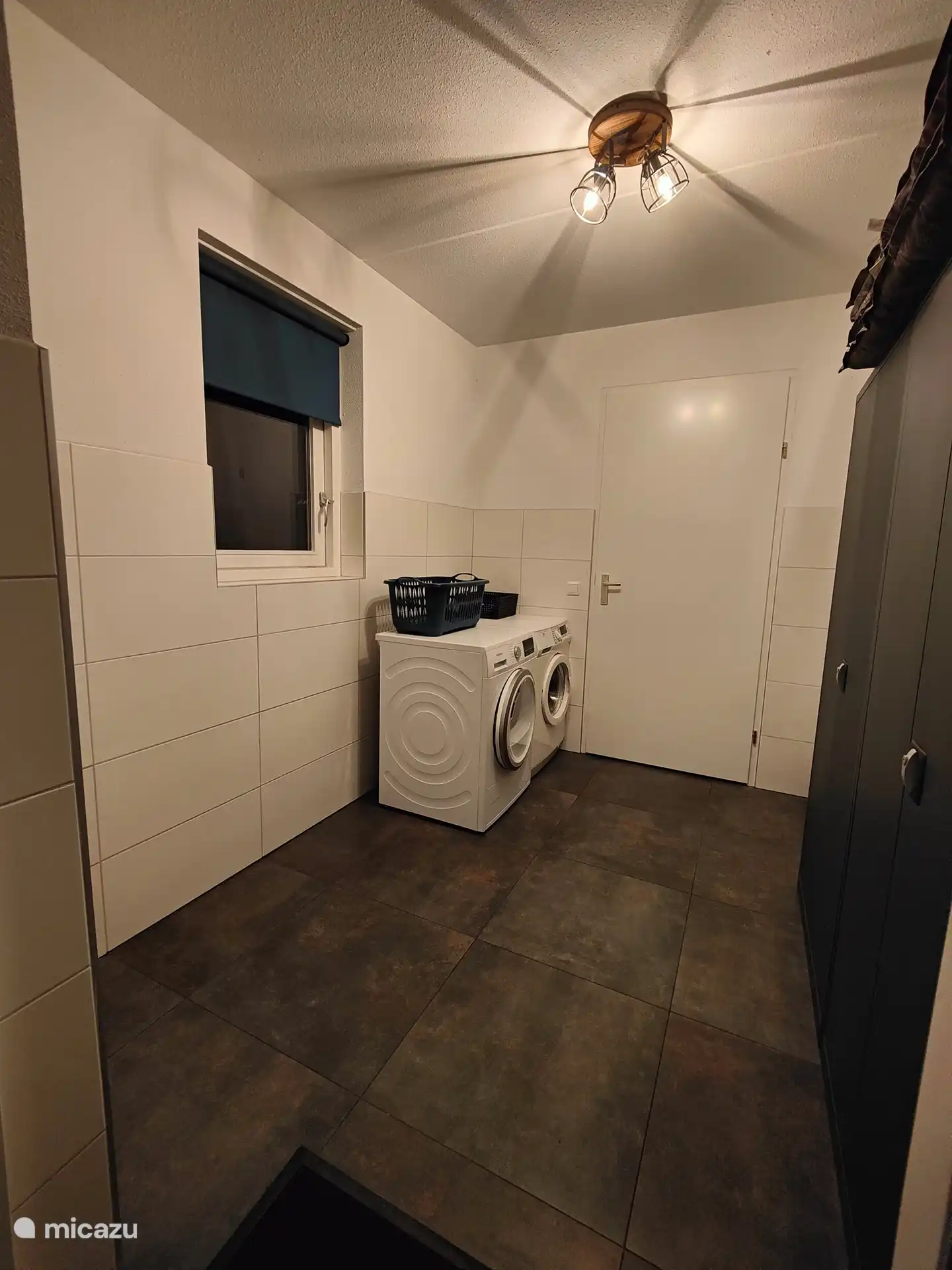 Débarras rez-de-chaussée avec lave-linge et sèche-linge