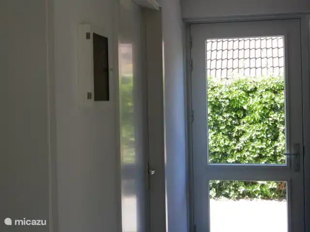 Reeënzicht huren in Nederland, Drenthe, Hoogersmilde - vakantiehuis Hal met sleutelkastje en toegang tot berging