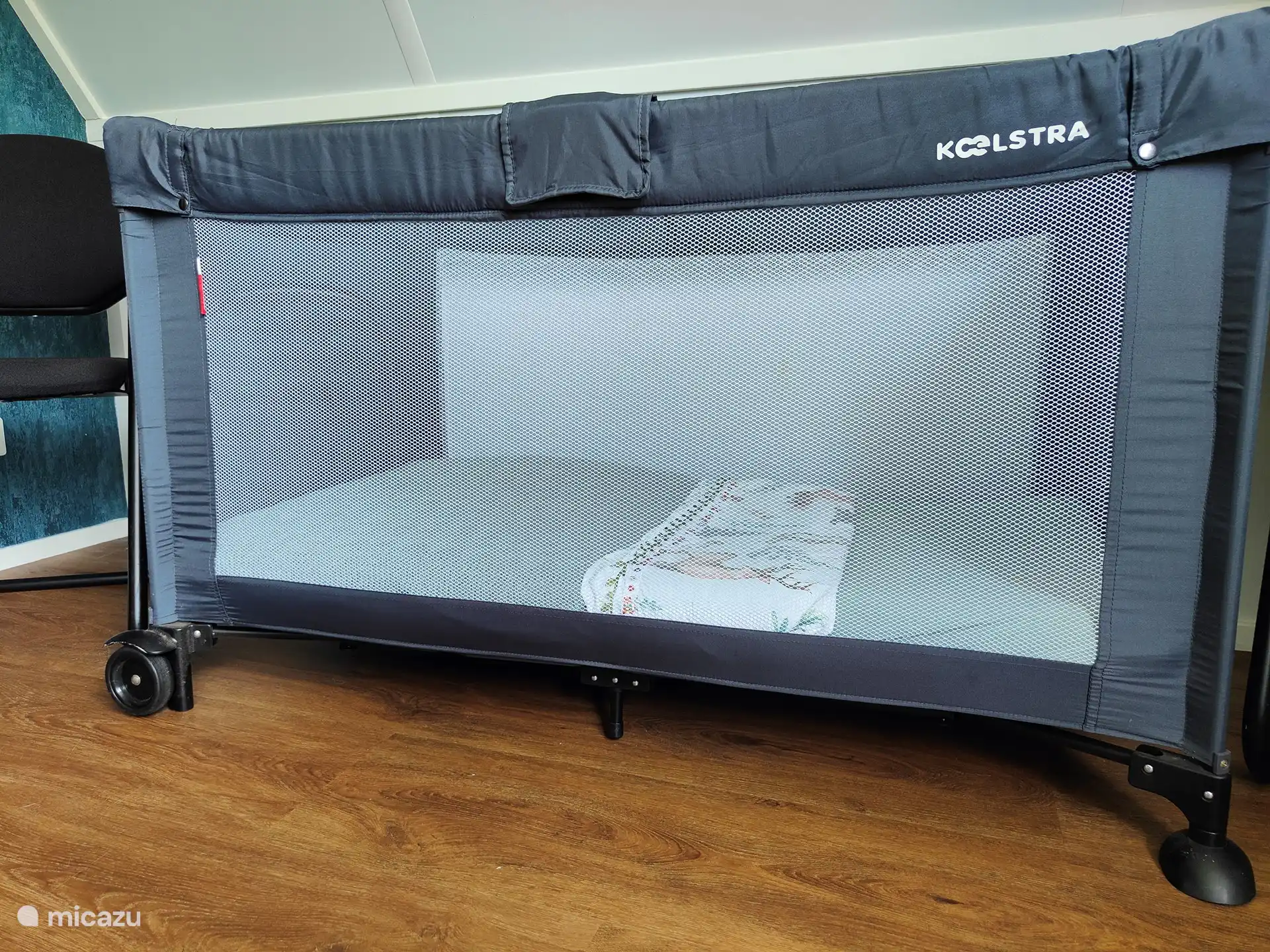 1 lit de camp Koelstra avec matelas supplémentaire et draps, couverture fournie