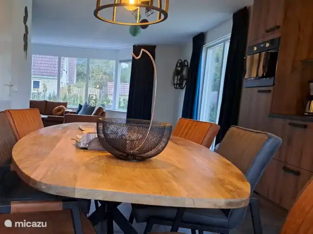 Reeënzicht huren in Nederland, Drenthe, Hoogersmilde - vakantiehuis Open keuken met eettafel en comfortabele stoelen met én zonder armleuning
