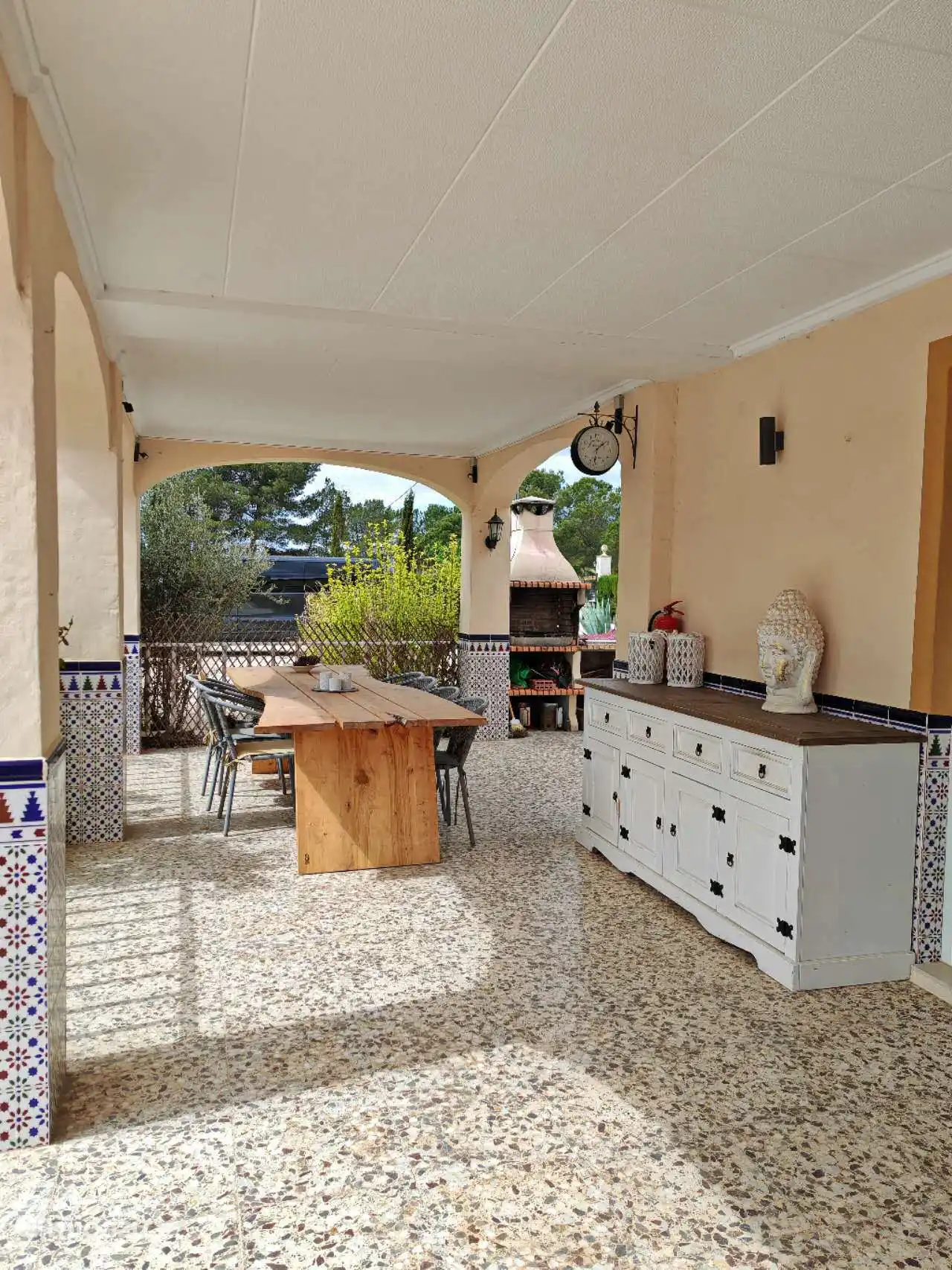 Een 3,1 meter lange stadshout tafel – heerlijk om buiten aan te eten!