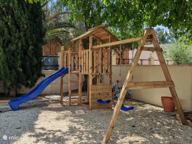 Villa avec piscine privée-Alicante | Espagne, Costa Blanca, Sax - maison de vacances En mai 2025, nous avons installé une nouvelle maisonnette – beaucoup de plaisir pour les plus petits !