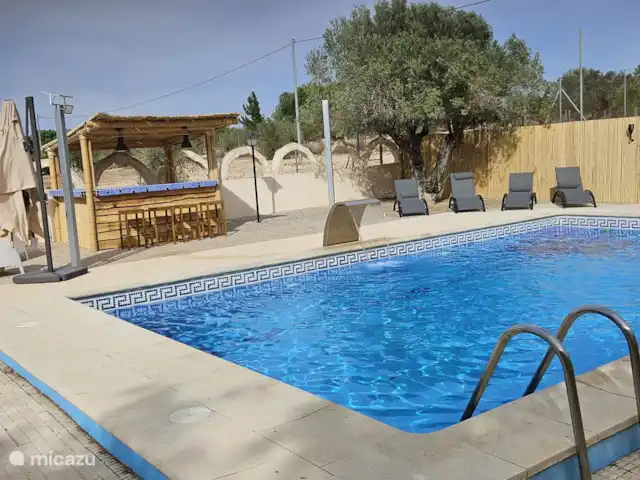 Villa avec piscine privée-Alicante | Espagne, Costa Blanca, Sax - maison de vacances Piscine avec quatre transats pour bronzer