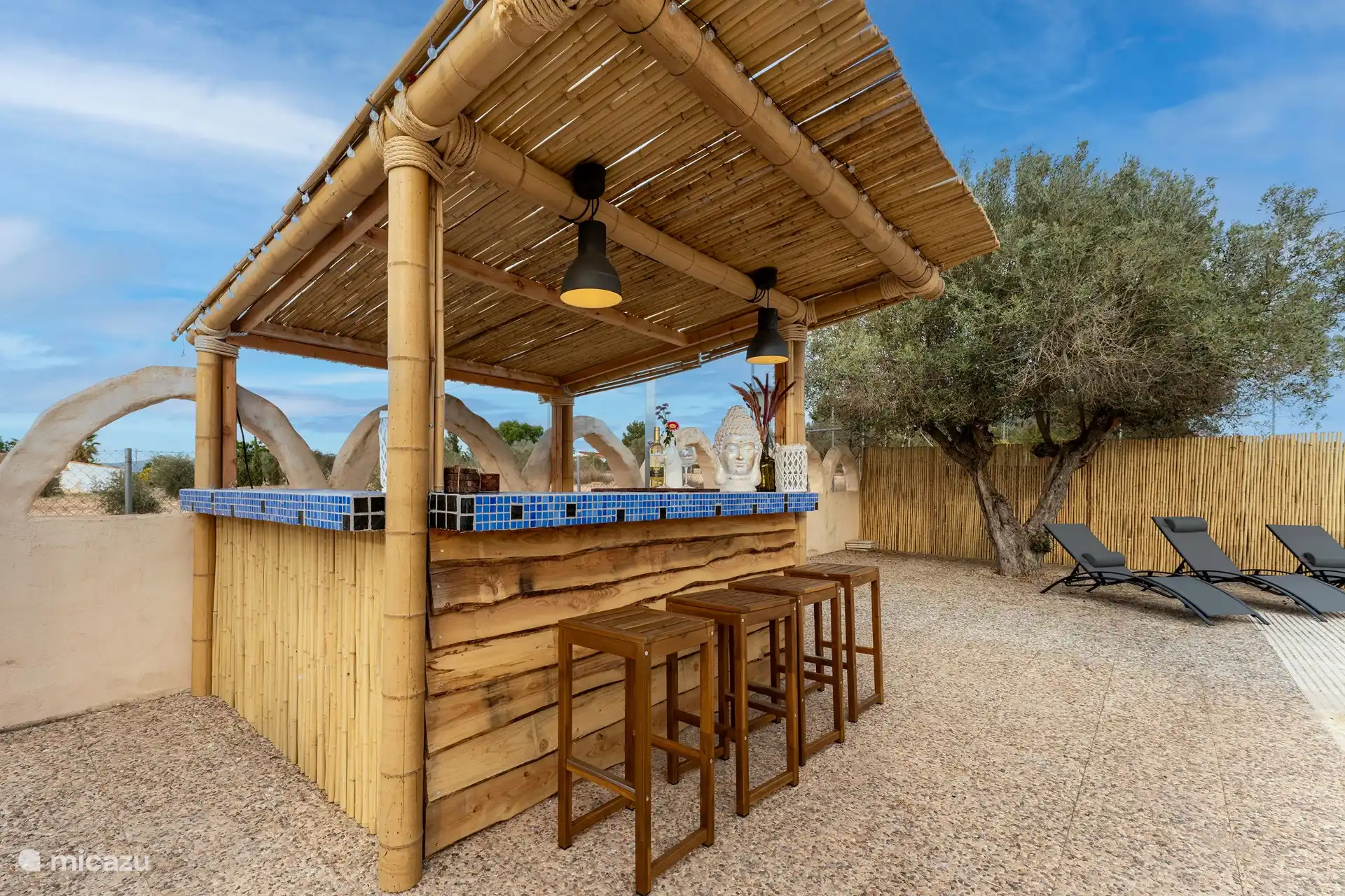 Kleurrijke verlichting rond de bar en hoge barstoelen – nu alleen de muziek aanzetten!