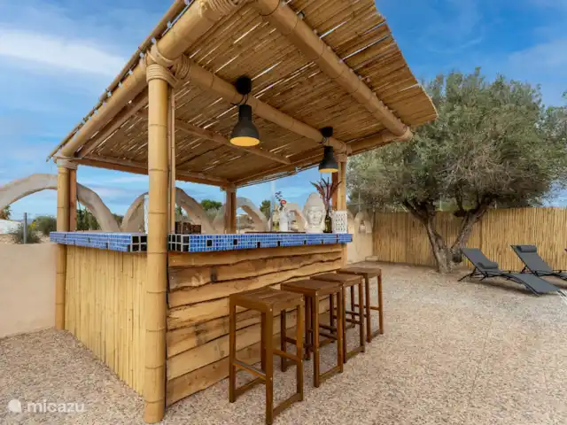 Villa avec piscine privée-Alicante | Espagne, Costa Blanca, Sax - maison de vacances Un éclairage coloré autour du bar et des chaises hautes - il ne reste plus qu’à mettre la musique !