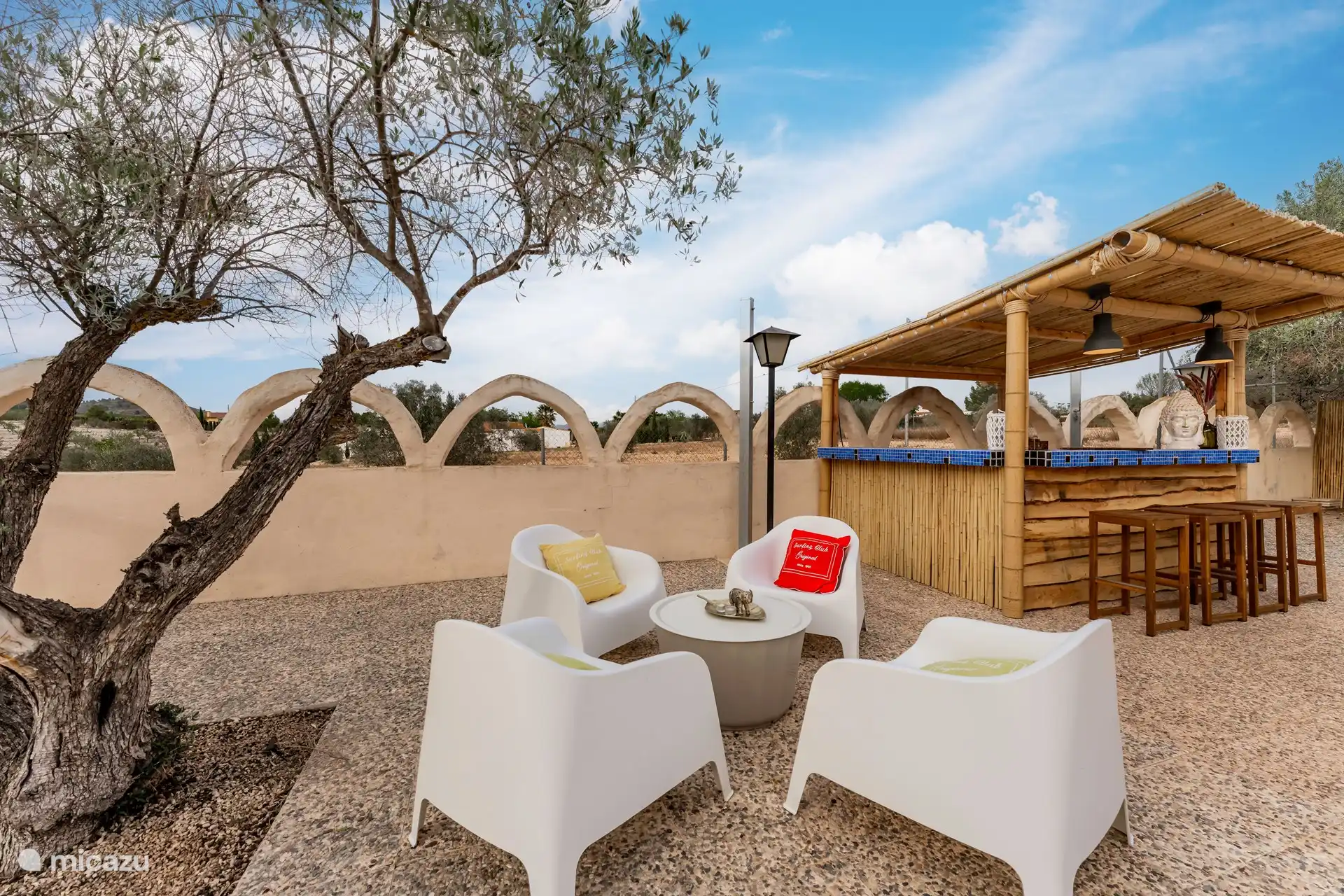 Zitplekken naast de bar – ruimte genoeg!