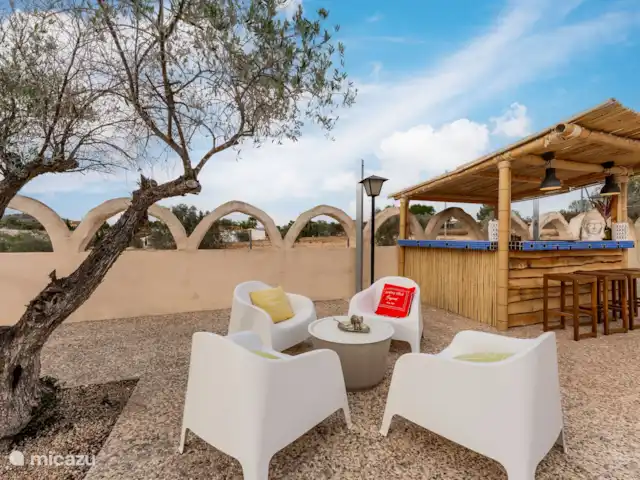 Villa avec piscine privée-Alicante | Espagne, Costa Blanca, Sax - maison de vacances Sièges à côté du bar – beaucoup d’espace !
