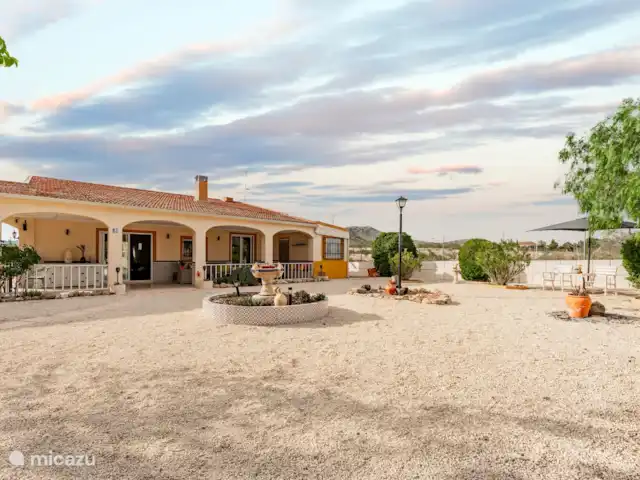 Villa avec piscine privée-Alicante | Espagne, Costa Blanca, Sax - maison de vacances Vue sur le jardin avant