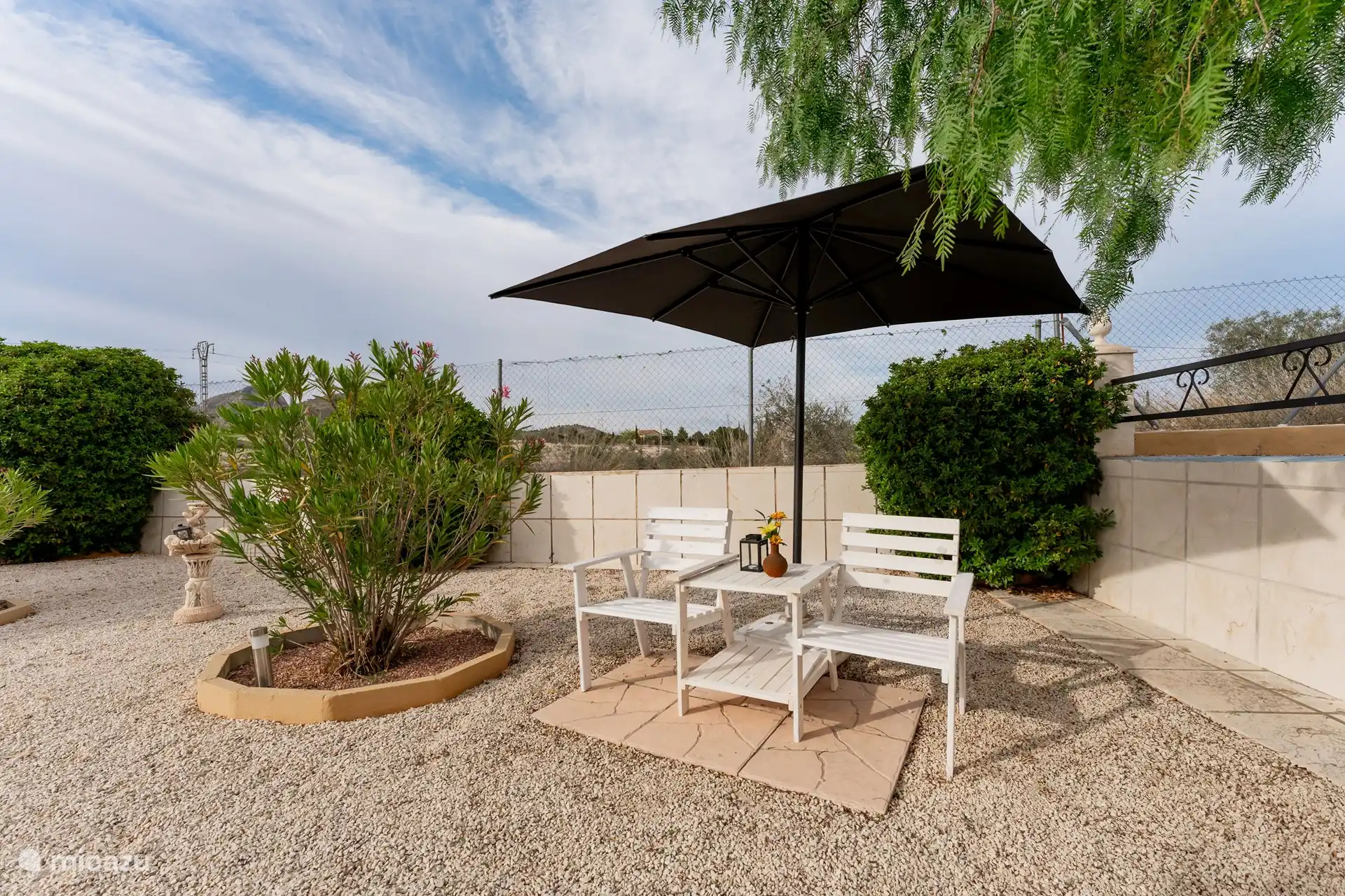 Nog een gezellig zitplekje – wij leven hier veel buiten!