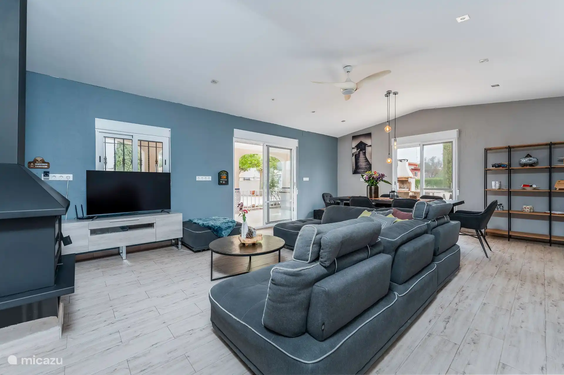 Woonkamer met een grote bank