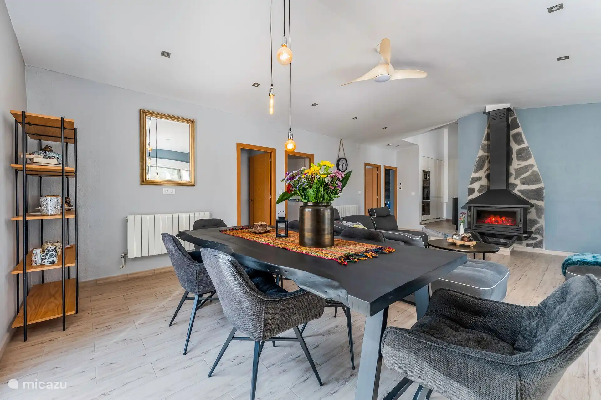 Ruime woonkamer met open haard – heerlijk in de winter!