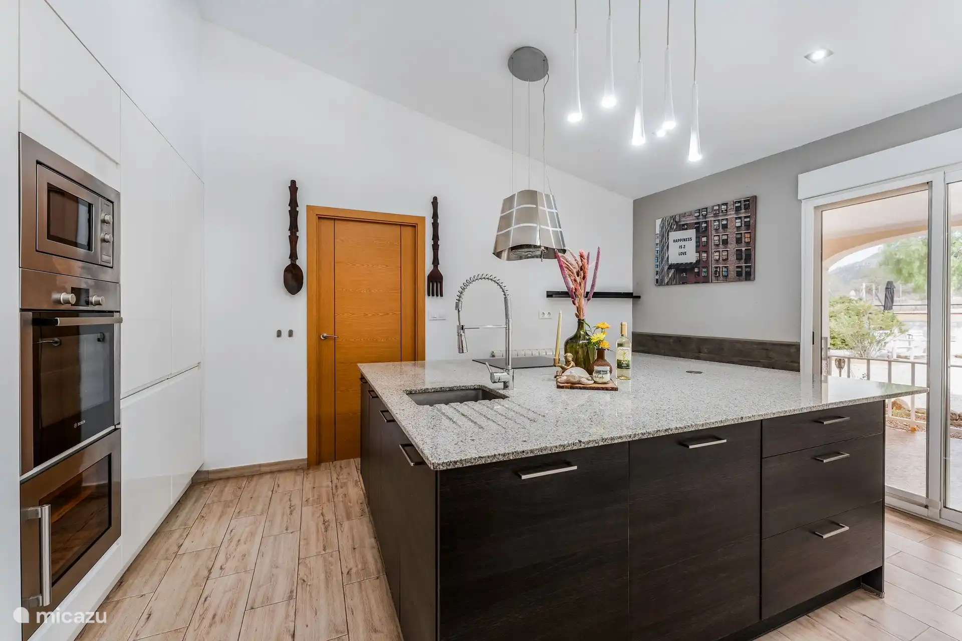 Keuken met een groot kookeiland