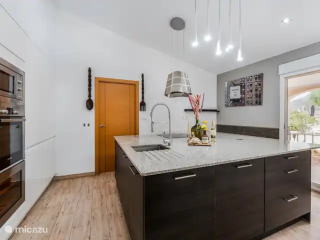 Villa avec piscine privée-Alicante | Espagne, Costa Blanca, Sax - maison de vacances Cuisine avec un grand îlot de cuisson