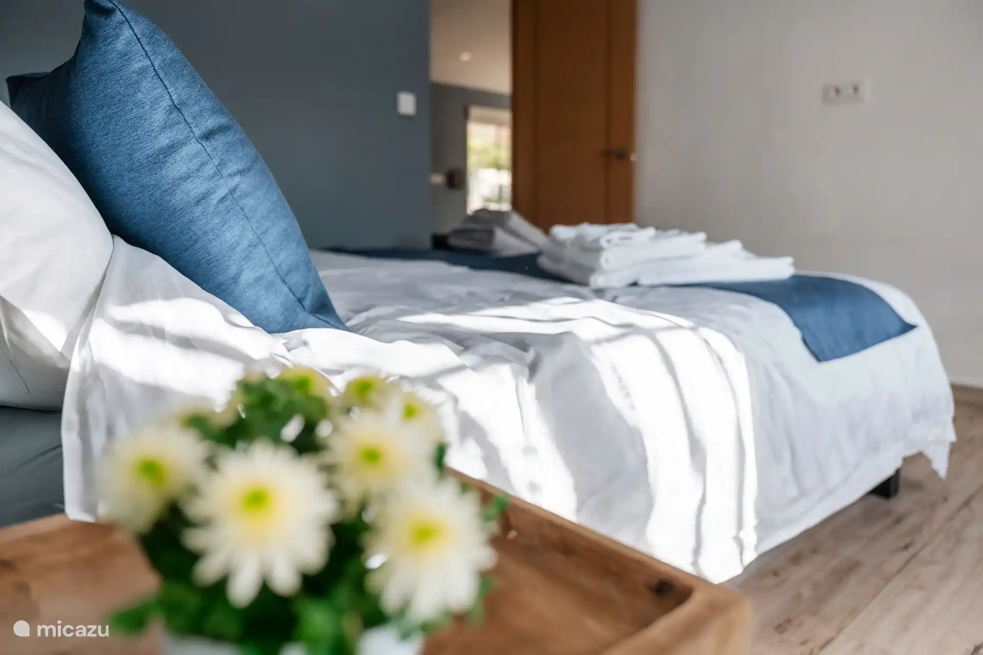 Slaapkamer met 2 persoons bed en ensuite badkamer