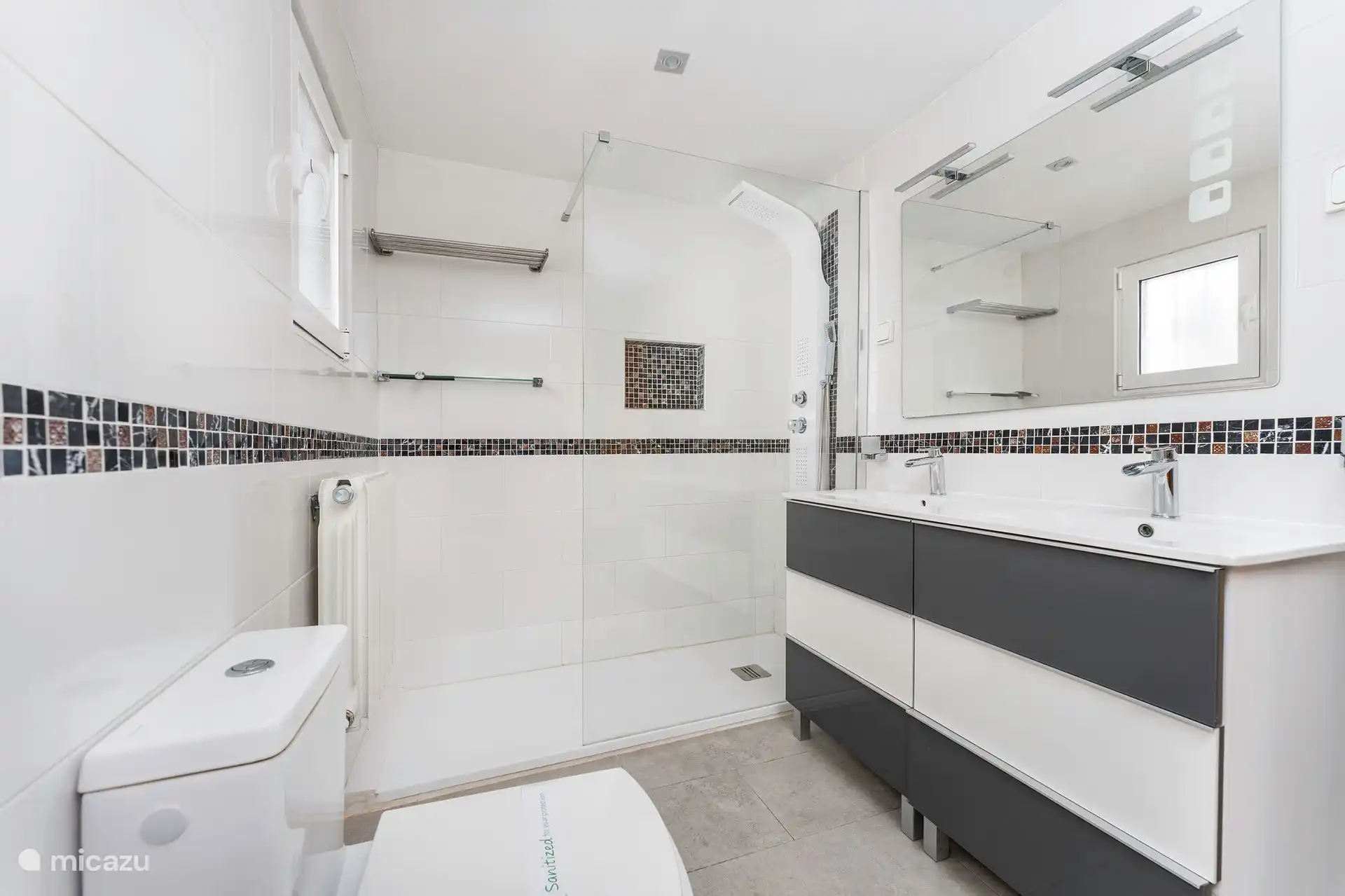 Douche/WC, met hotel-sanitized standaard