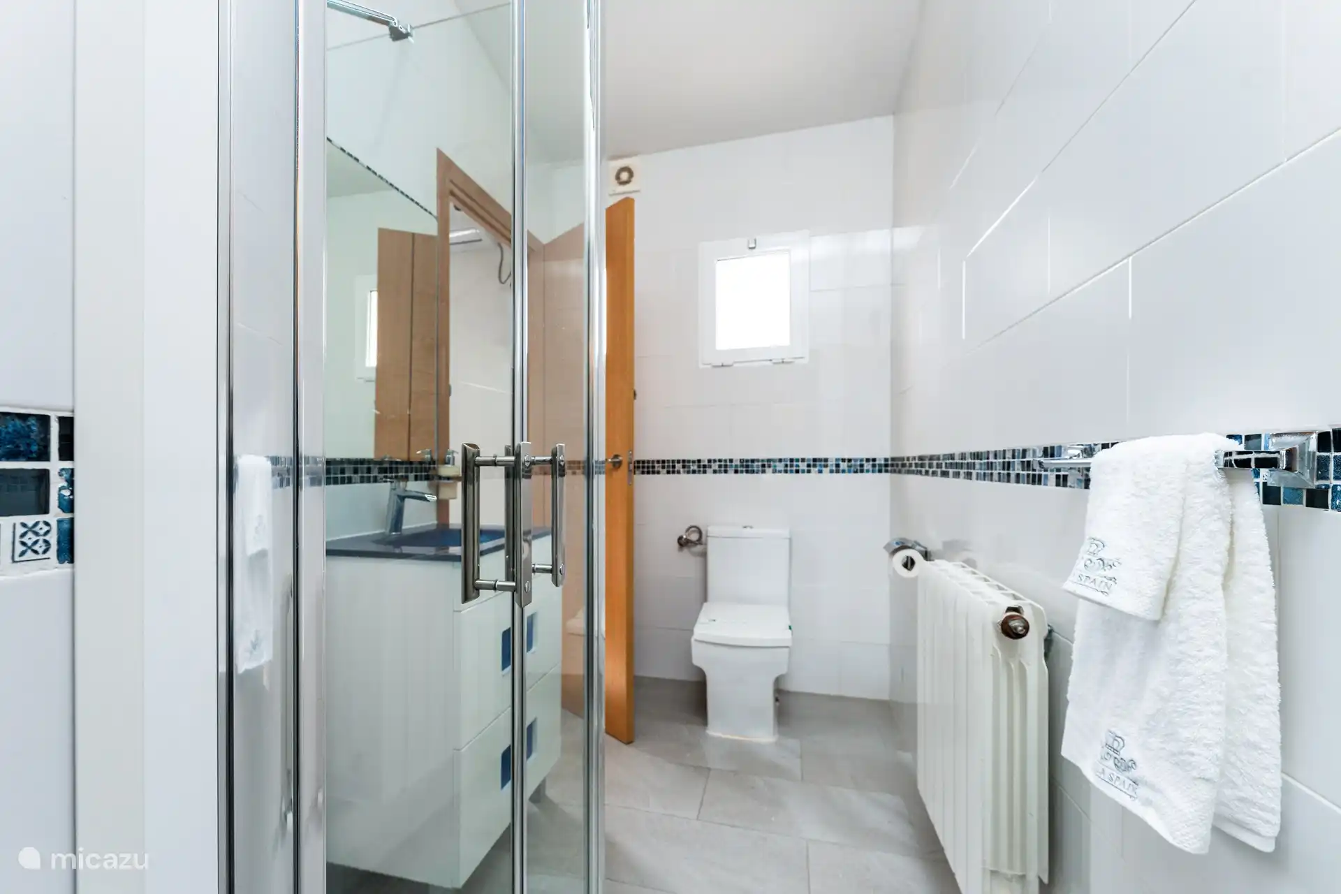 Badkamer/WC. 
Toegang vanaf slaapkamer en woonkamer