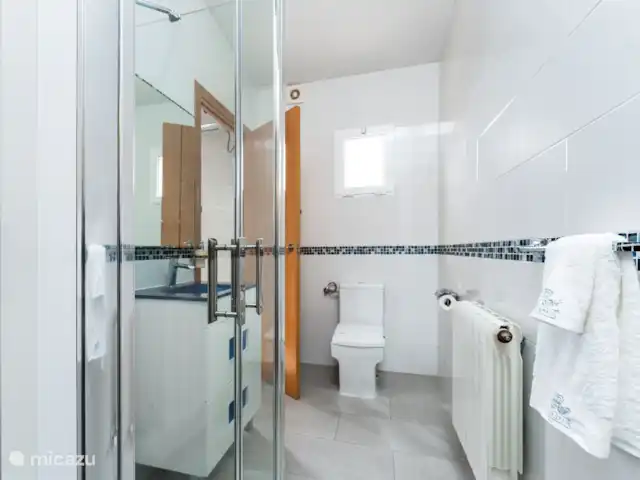 Villa avec piscine privée-Alicante | Espagne, Costa Blanca, Sax - maison de vacances Salle de bain/WC. 
Accès depuis la chambre et le salon