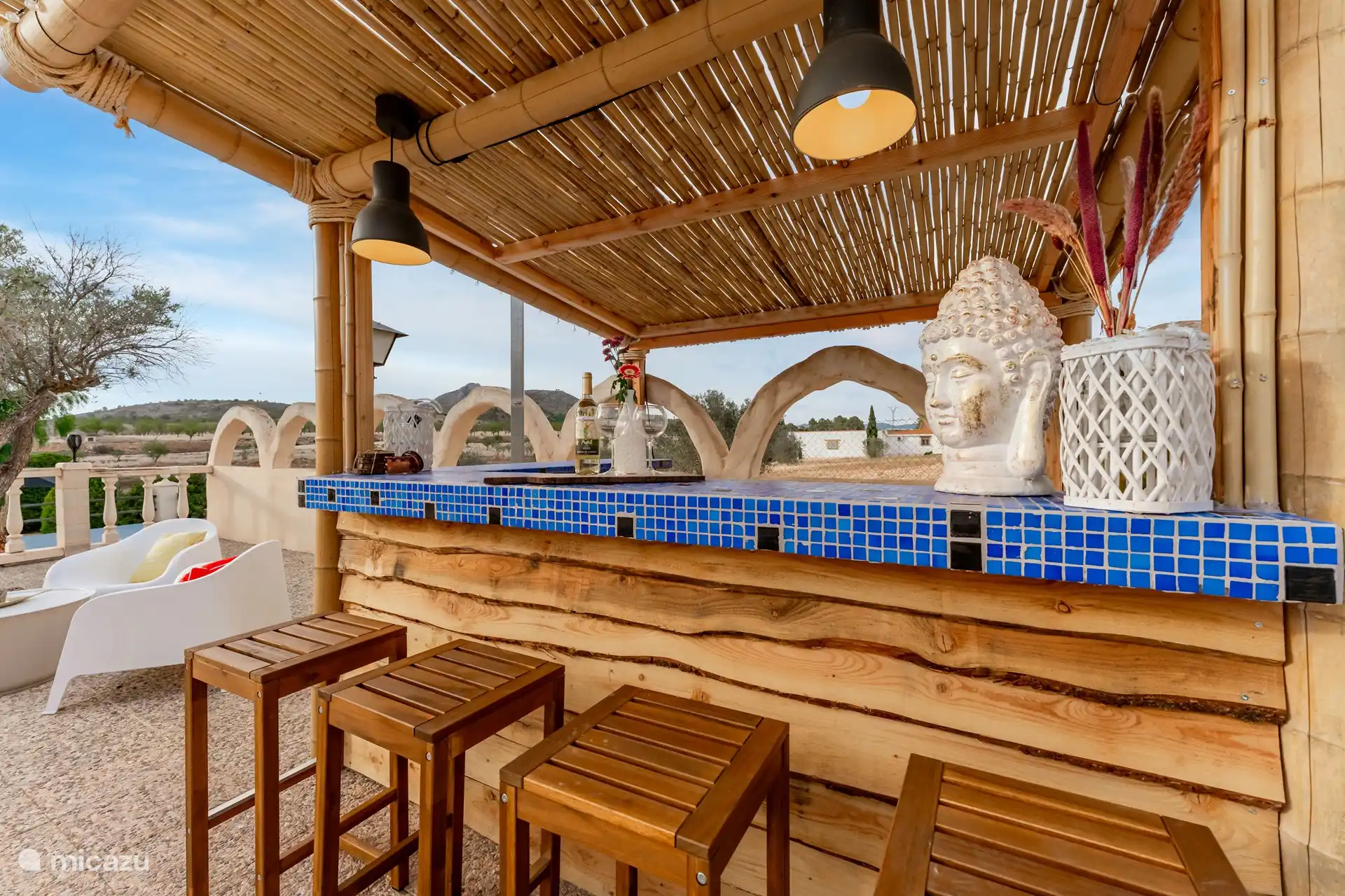 Bar bij het zwembad met sfeervolle verlichting – heerlijk ontspannen!