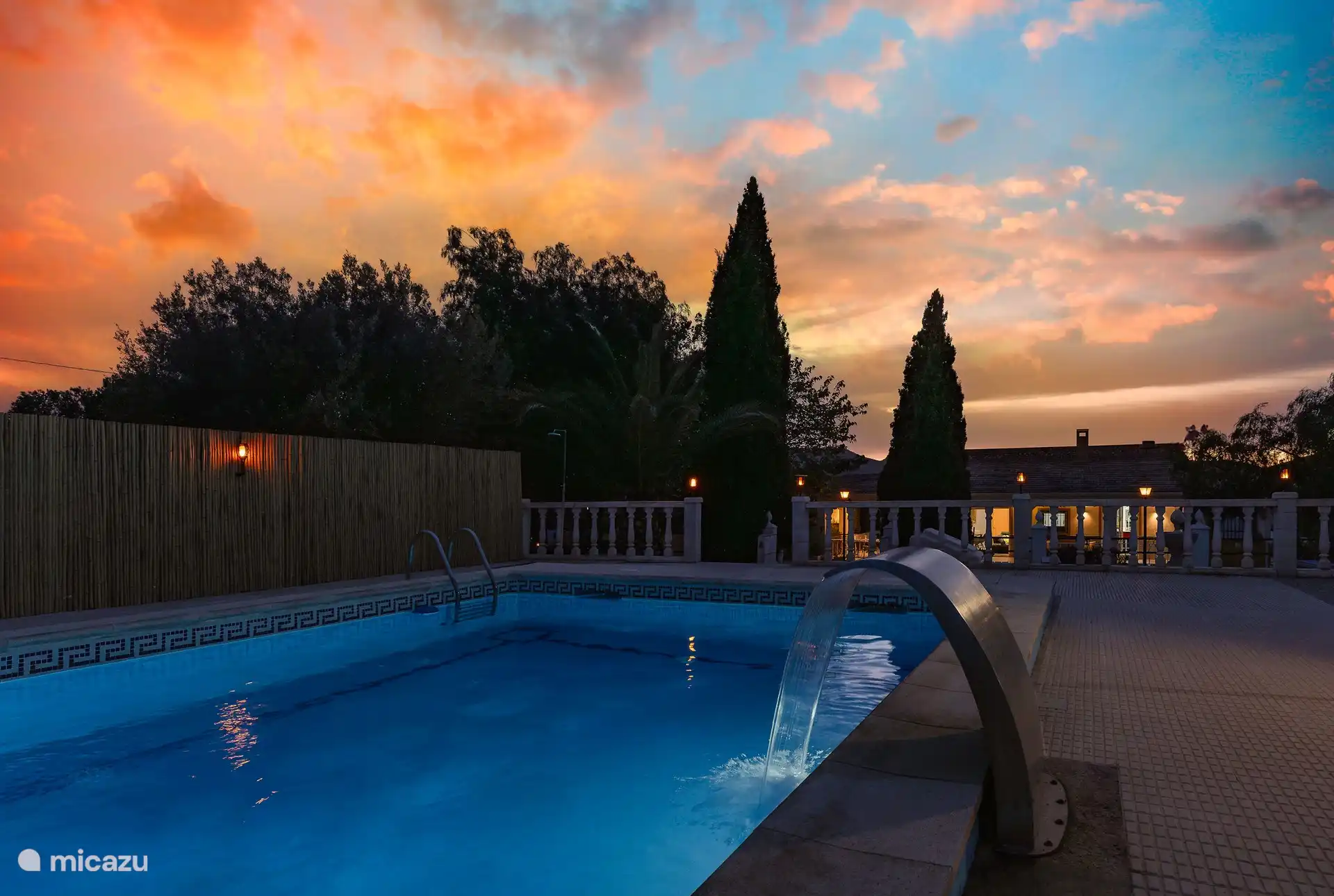 Zwembad met fontein en veel verlichting