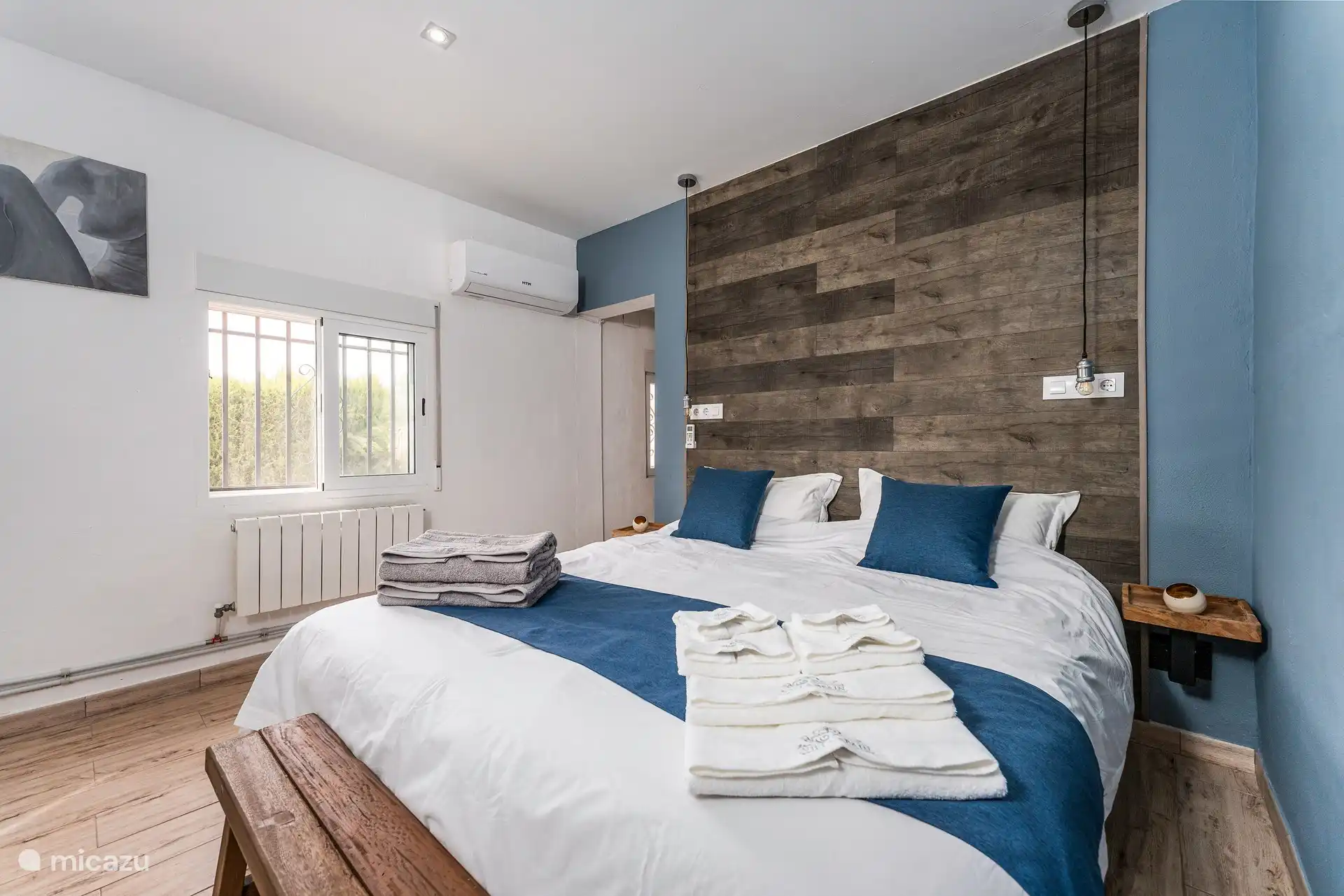 Slaapkamer 1 met een 1,8 meter tweepersoonsbed en ensuite badkamer