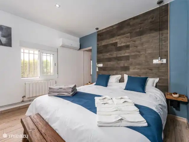 Villa avec piscine privée-Alicante | Espagne, Costa Blanca, Sax - maison de vacances Chambre 1 avec un lit double de 1,8 mètre et salle de bain attenante