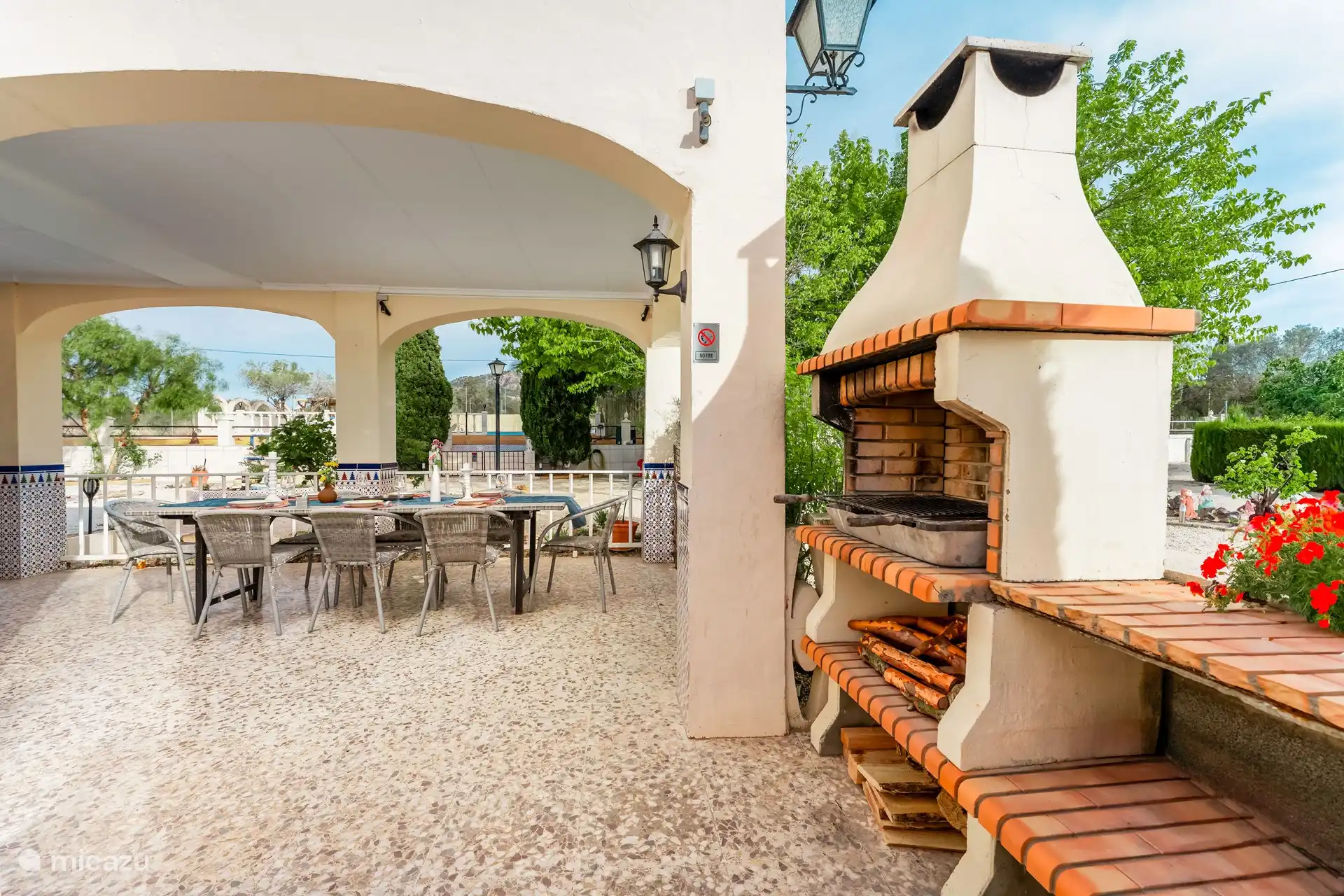 Eethoek op de veranda met een grote BBQ – ideaal!