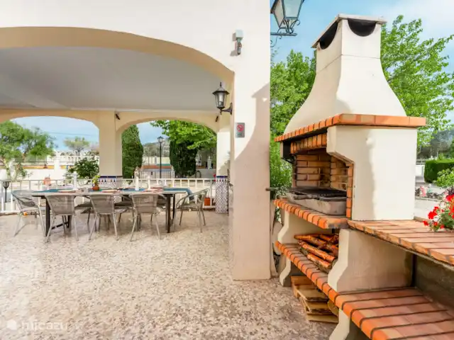 Villa avec piscine privée-Alicante | Espagne, Costa Blanca, Sax - maison de vacances Salle à manger sur la véranda avec un grand barbecue – idéal !