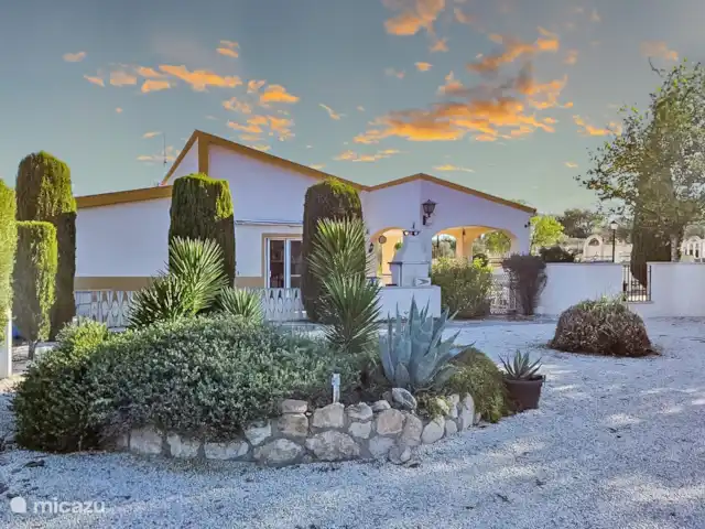 Villa avec piscine privée-Alicante | Espagne, Costa Blanca, Sax - maison de vacances Vue sur le jardin latéral