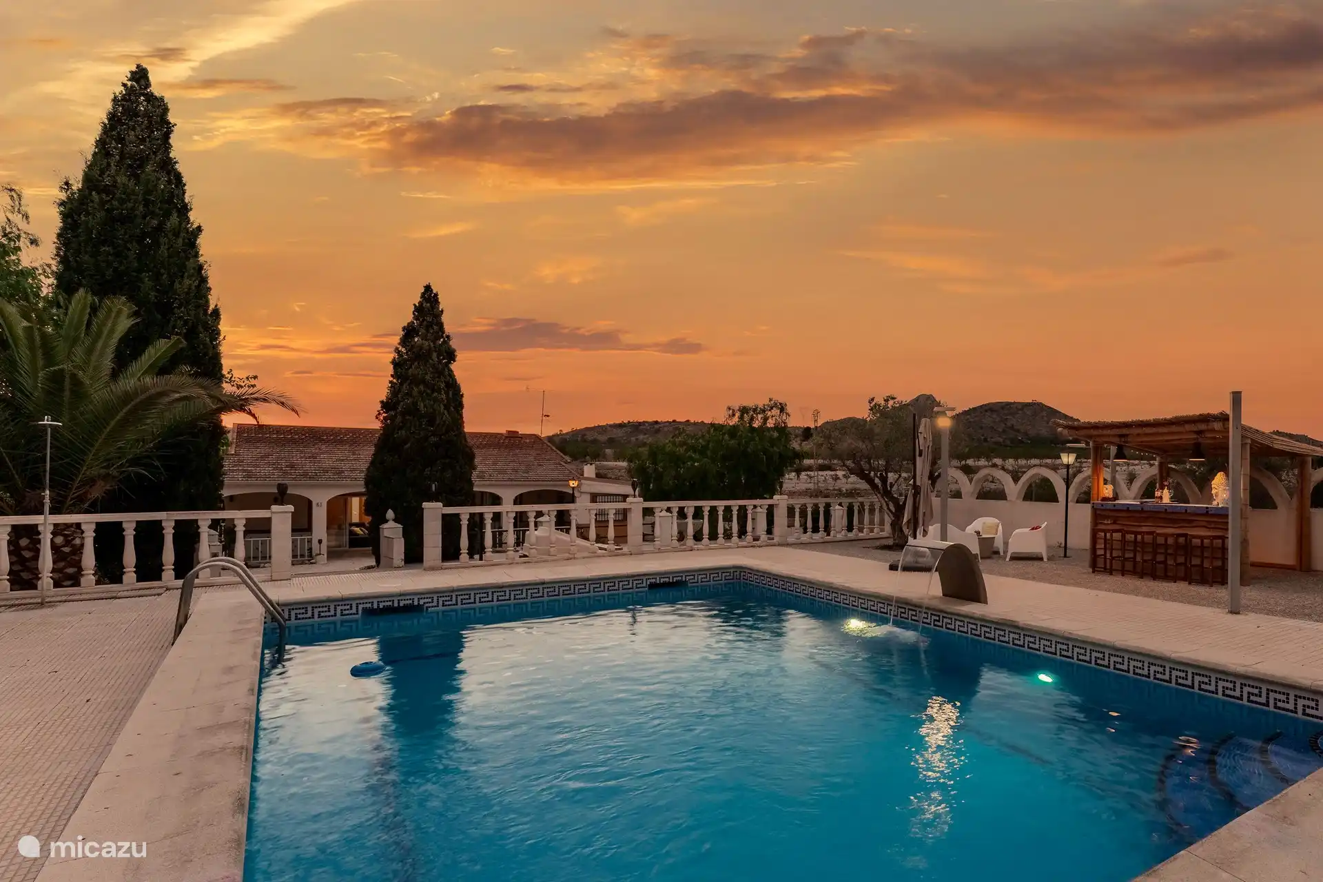 Uitzicht vanuit het zwembad naar het huis bij shemering