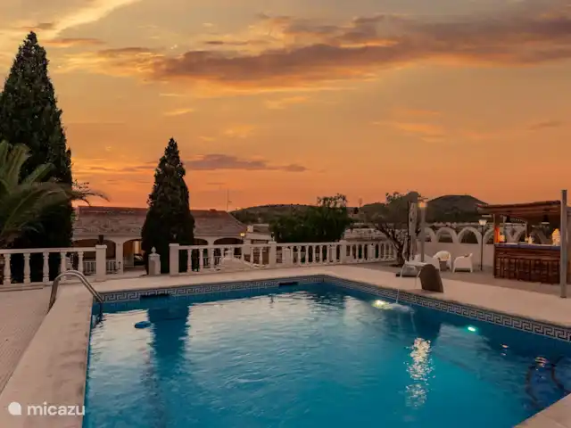Villa avec piscine privée-Alicante | Espagne, Costa Blanca, Sax - maison de vacances Vue de la piscine sur la maison à shemering