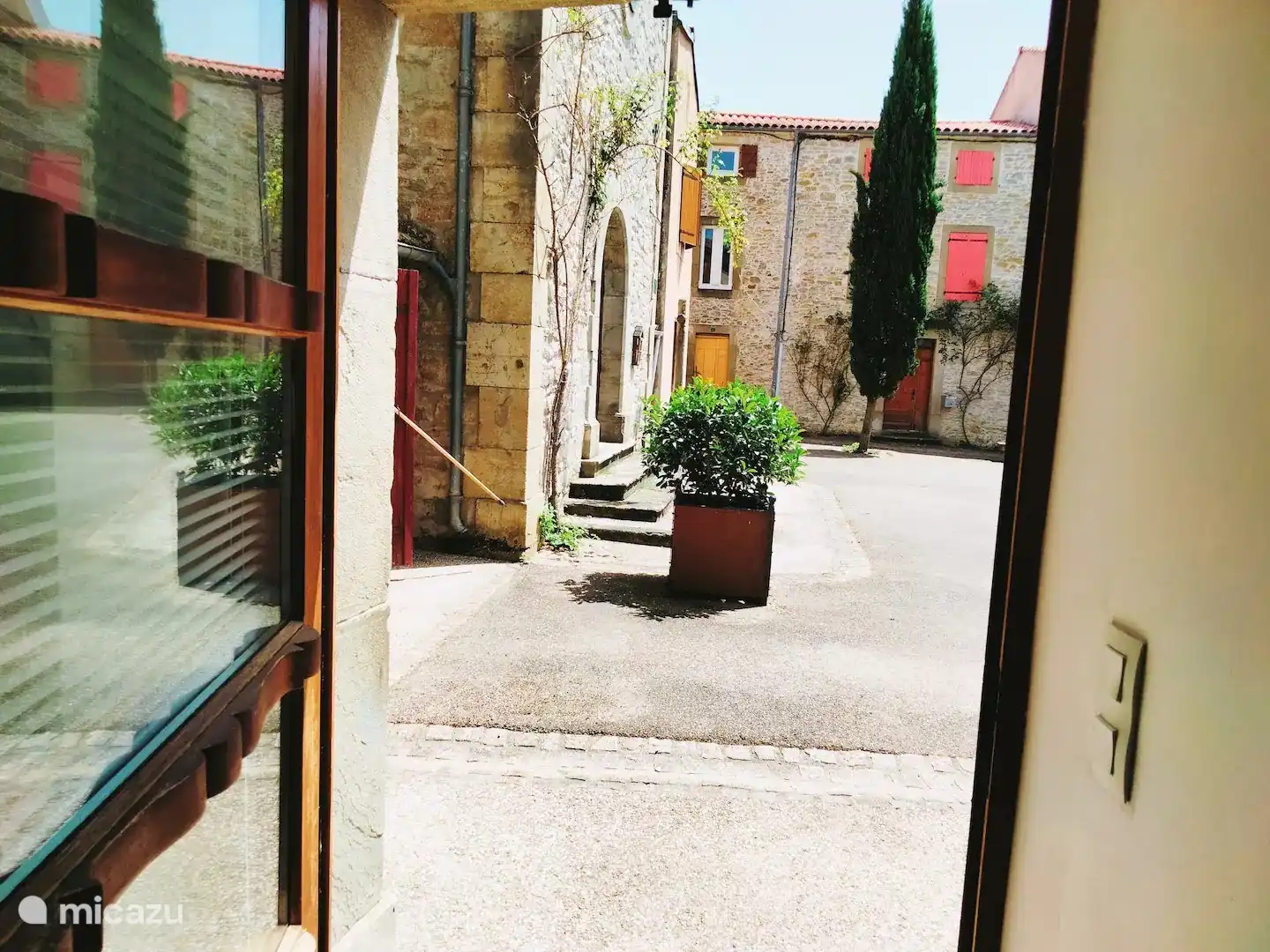 Blick von der Küche auf den Platz