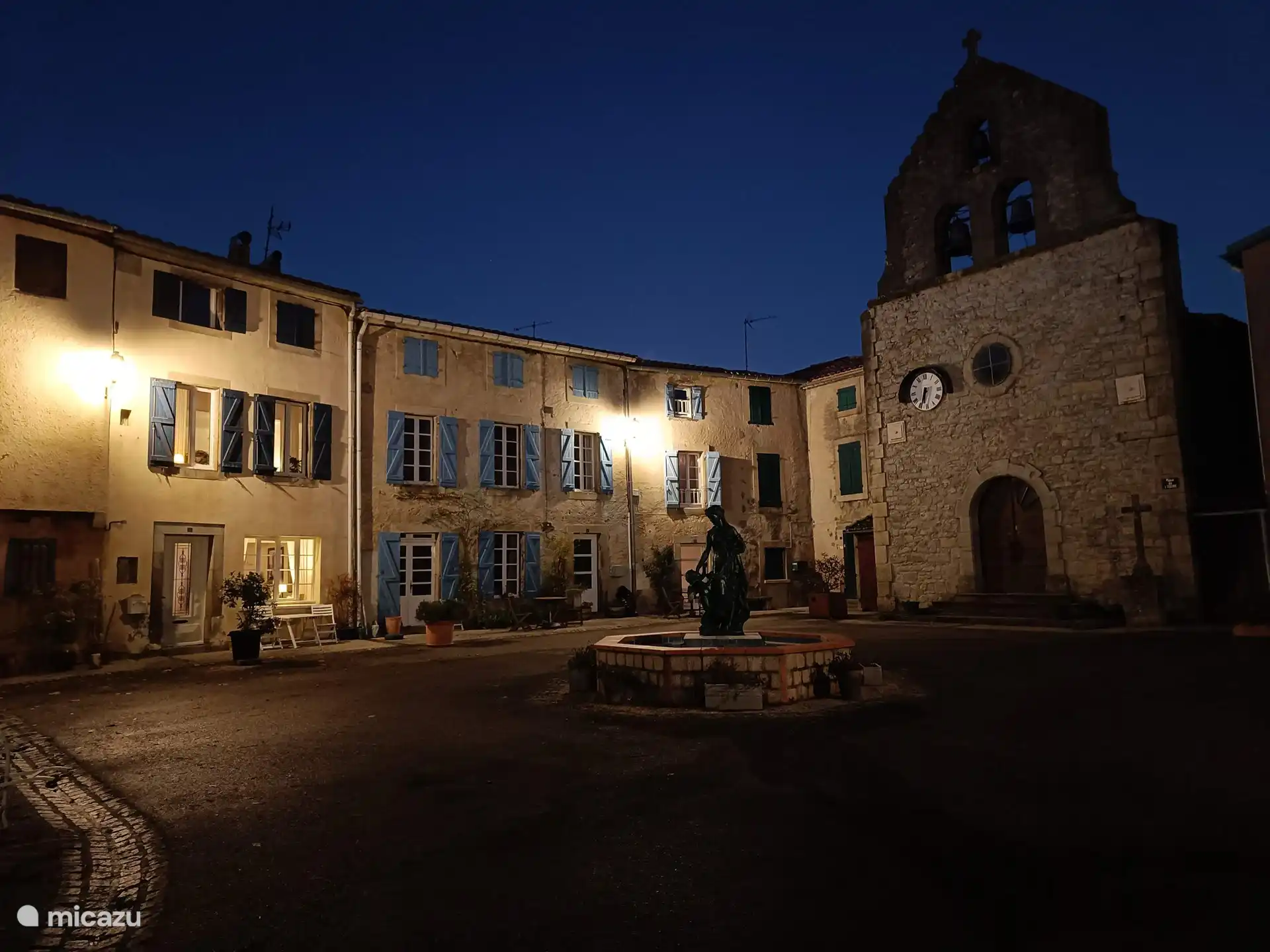 Super gemütliche Abendbeleuchtung auf dem Platz