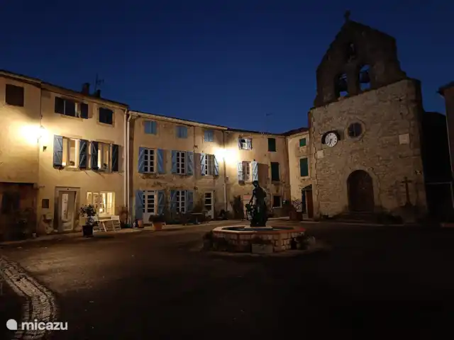 Les lits de Montbel en Francia, Aude, Sonnac-sur-l'Hers - vivienda urbana Iluminación nocturna súper acogedora en la plaza.
