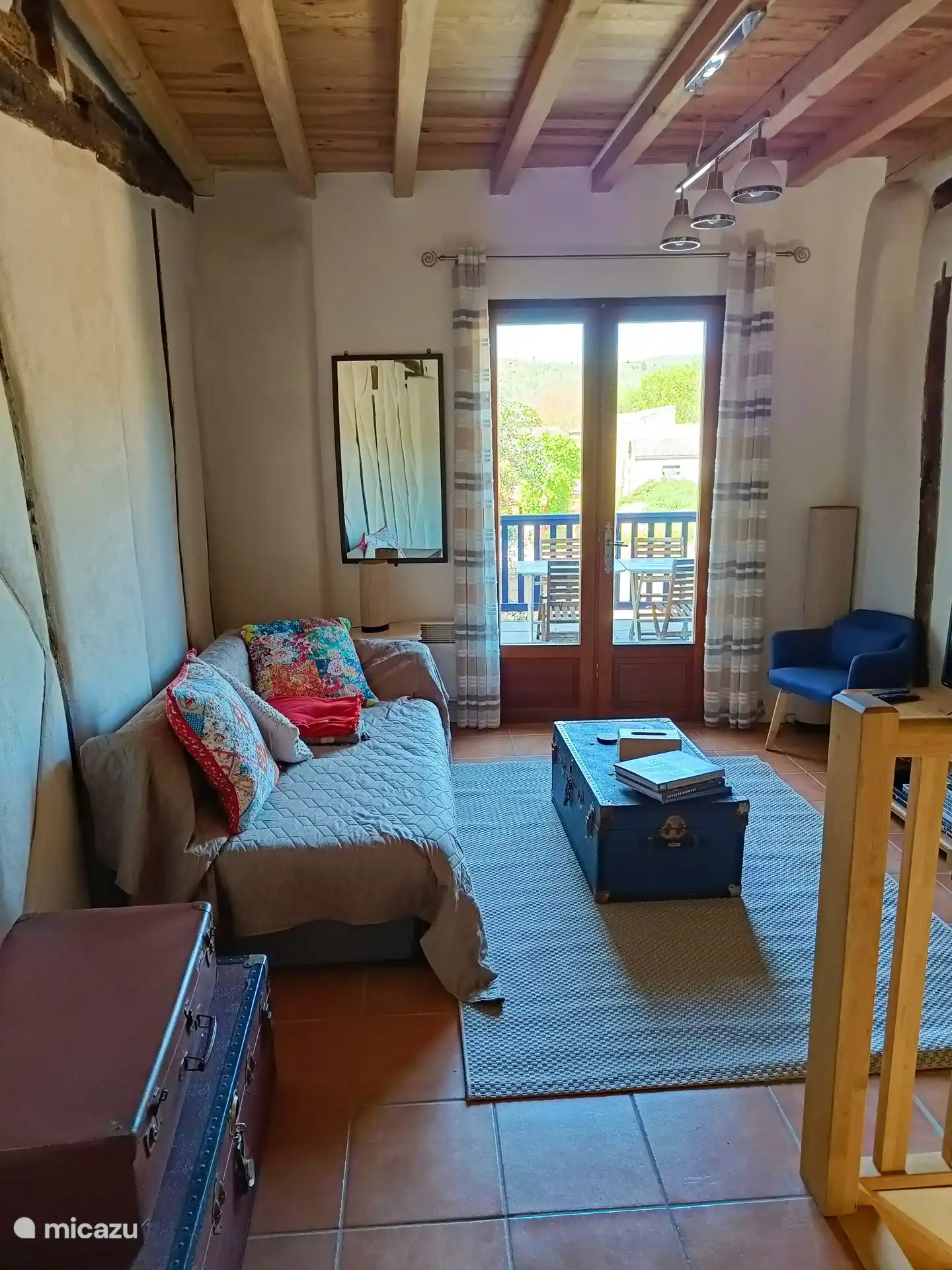 Wohnraum mit großer Terrasse auf der Rückseite