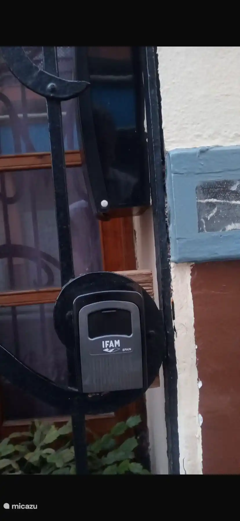 Voici la boîte à clés, le code que vous recevrez lors de la réservation une semaine avant l’arrivée 