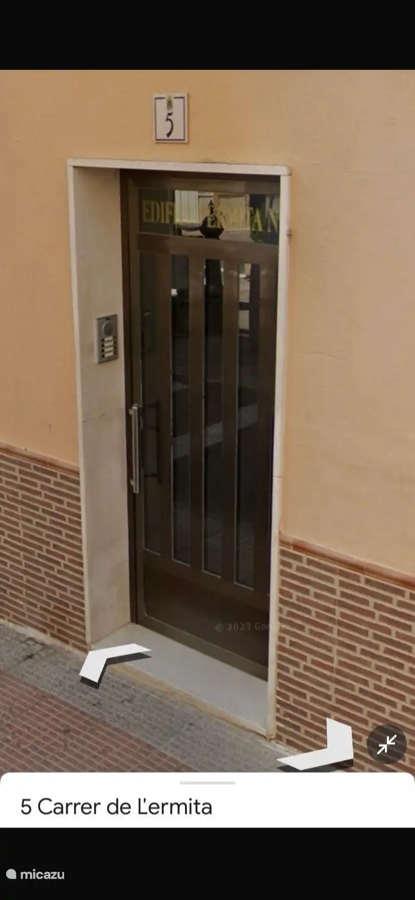 Voici la porte d’entrée de l’appartement n° 5 