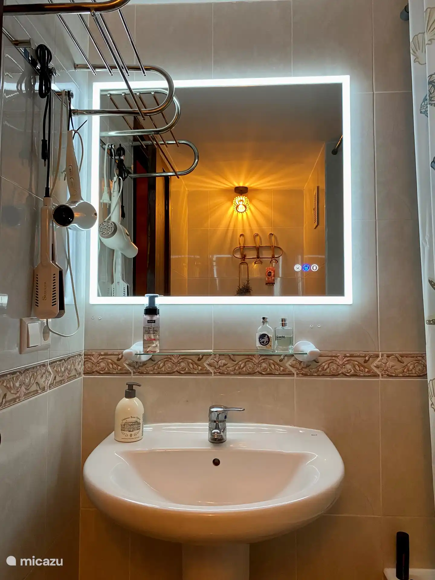 Badroom with Bluetooth 