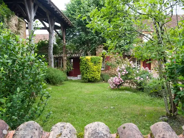 De voet op de grond huren in Frankrijk, Dordogne, Montferrand-du-Périgord - vakantiehuis Ingang tuin