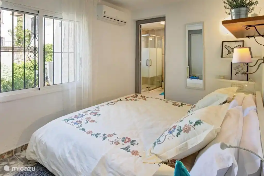 Avec une salle de bain attenante 