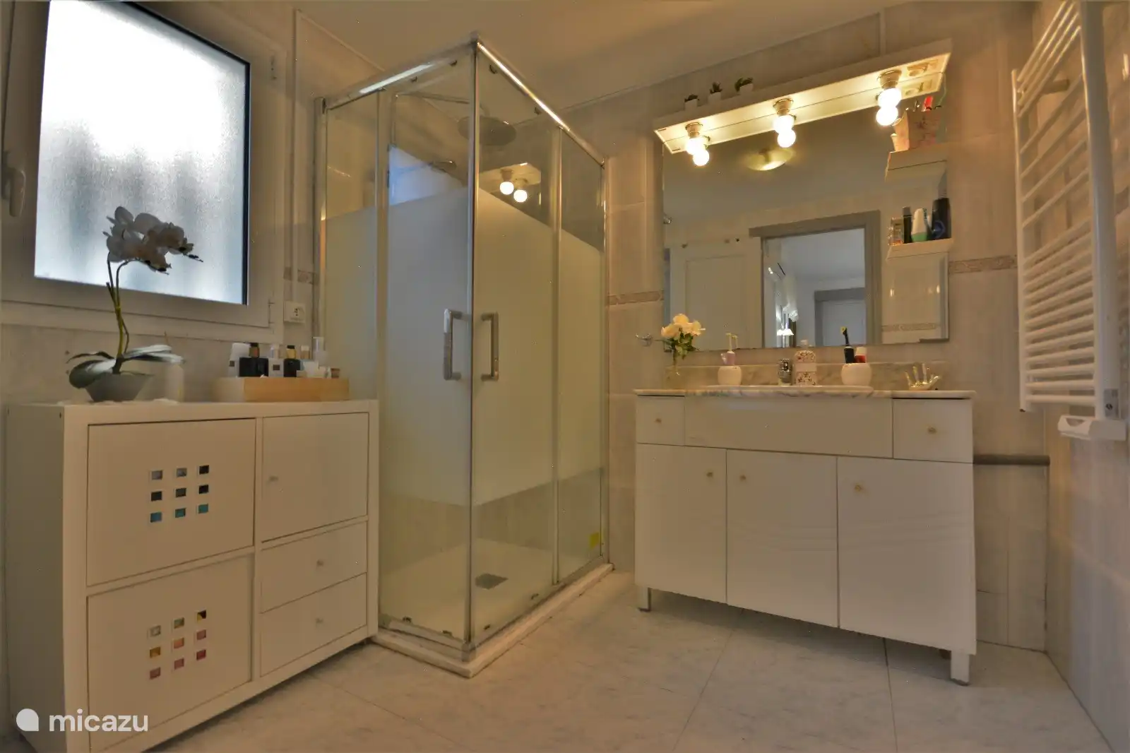 Salle de bain avec douche et lavabo
