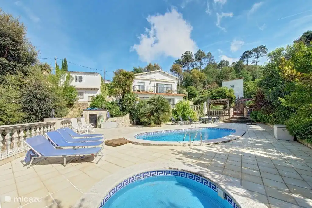 La piscine est également entretenue pendant votre séjour afin qu'elle soit toujours en parfait état
