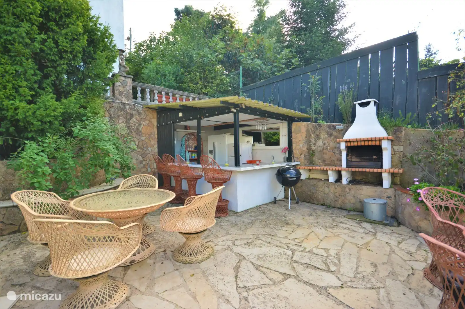 Il y a plusieurs barbecues disponibles