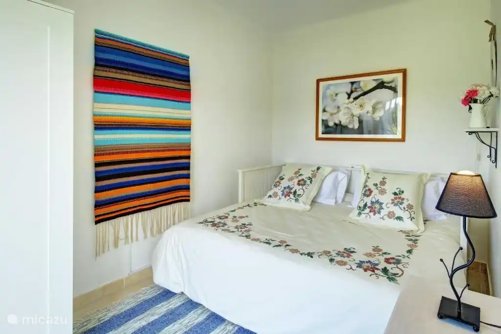 Avec lit double, adjacent au balcon