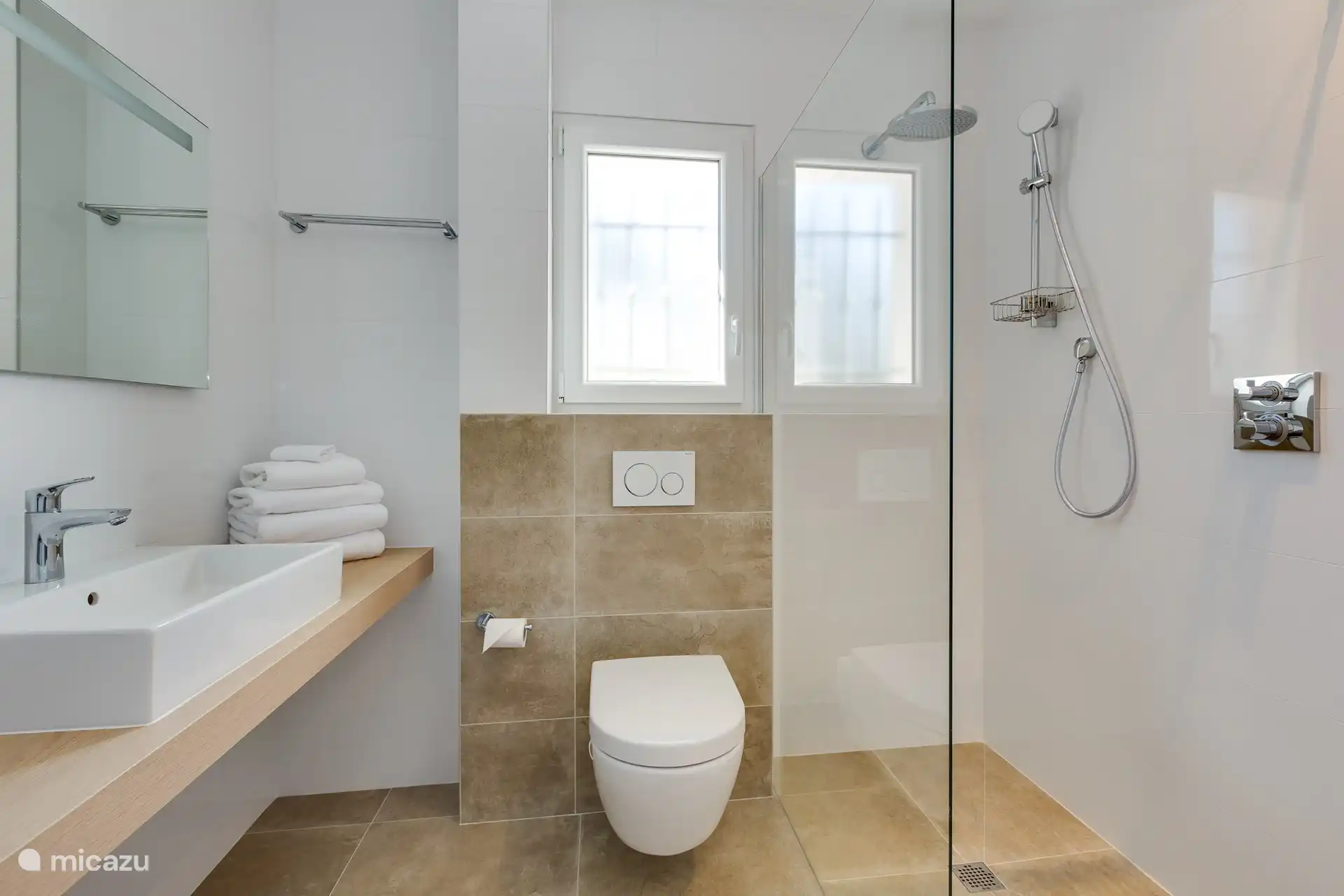 Ensuite-Badezimmer in Schlafzimmer 1