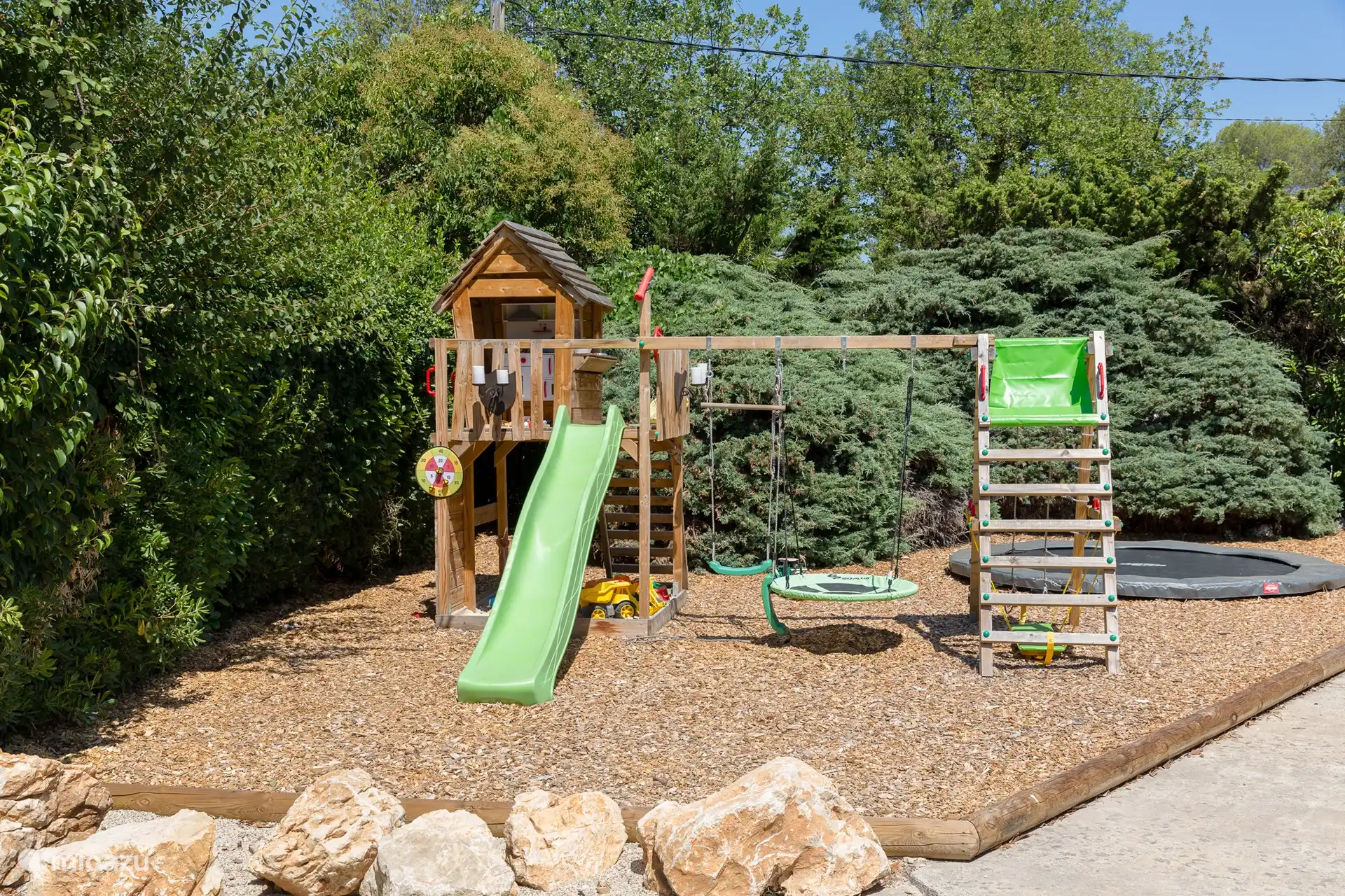 Spielgeräte und Trampolin für Kinder