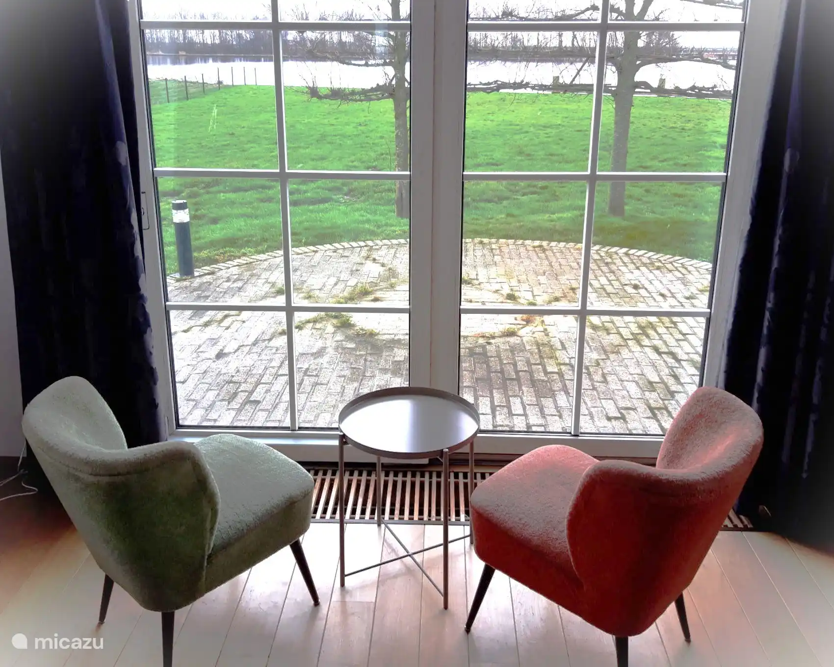 2 Sessel im Hauptschlafzimmer