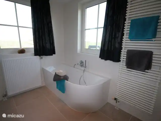 Villa Efkes Pypskoft | Pays-Bas, Frise, Lemmer - maison de vacances salle de bain de la chambre principale au rez-de-chaussée