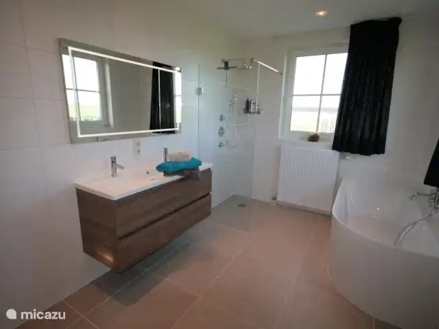 Villa Efkes Pypskoft | Pays-Bas, Frise, Lemmer - maison de vacances salle de bain dans la chambre principale au rez-de-chaussée