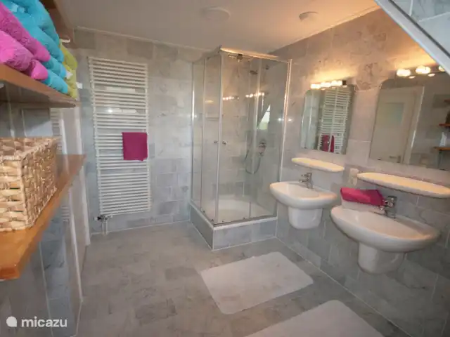 Villa Efkes Pypskoft | Pays-Bas, Frise, Lemmer - maison de vacances salle de bain à l'étage avec douche et double vasque, WC séparé dans le couloir